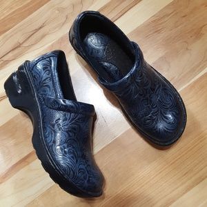B.O.C Blue Comfort Clog Size 6.5